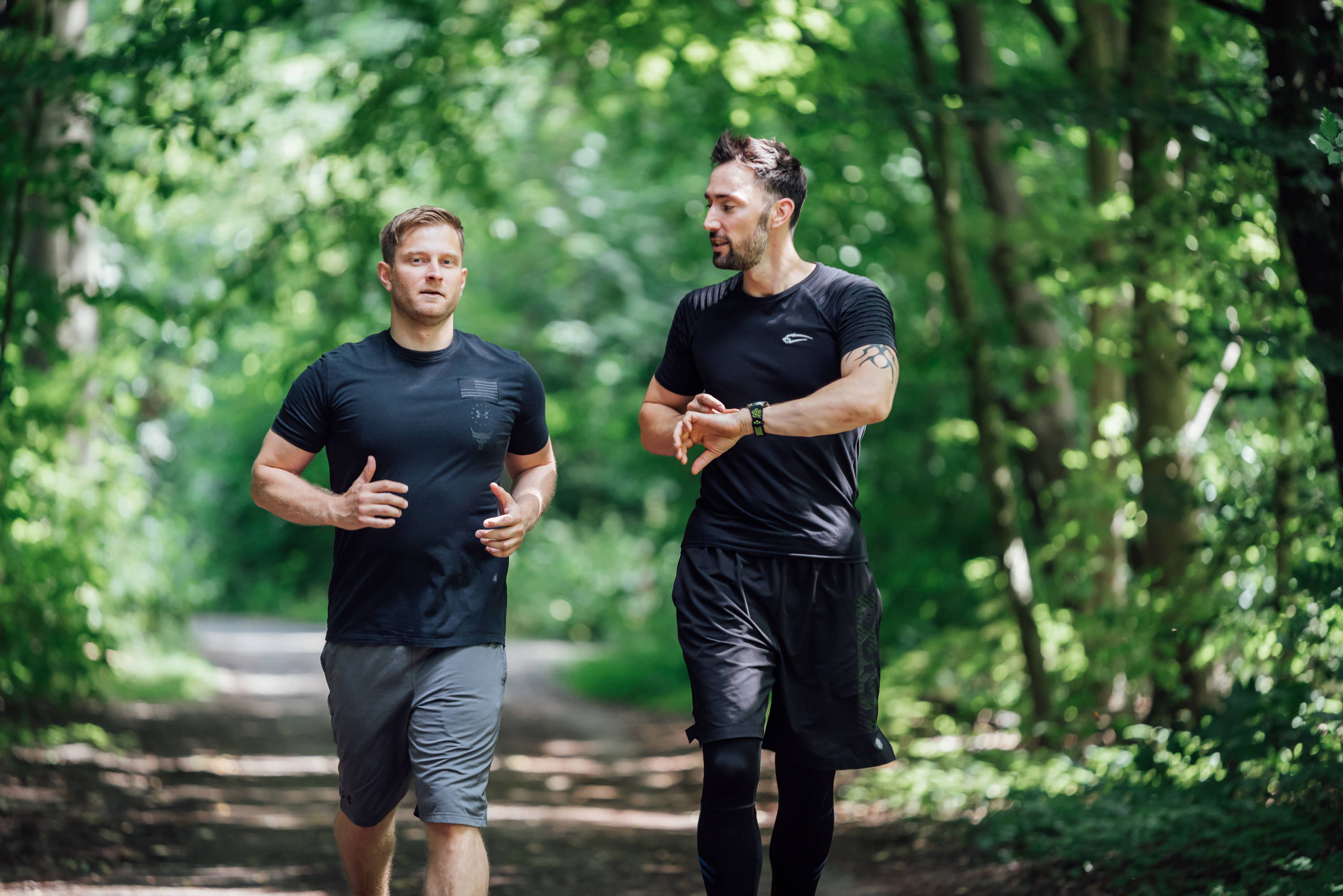 Personal Training outdoor: gemeinsames Laufen im Wald