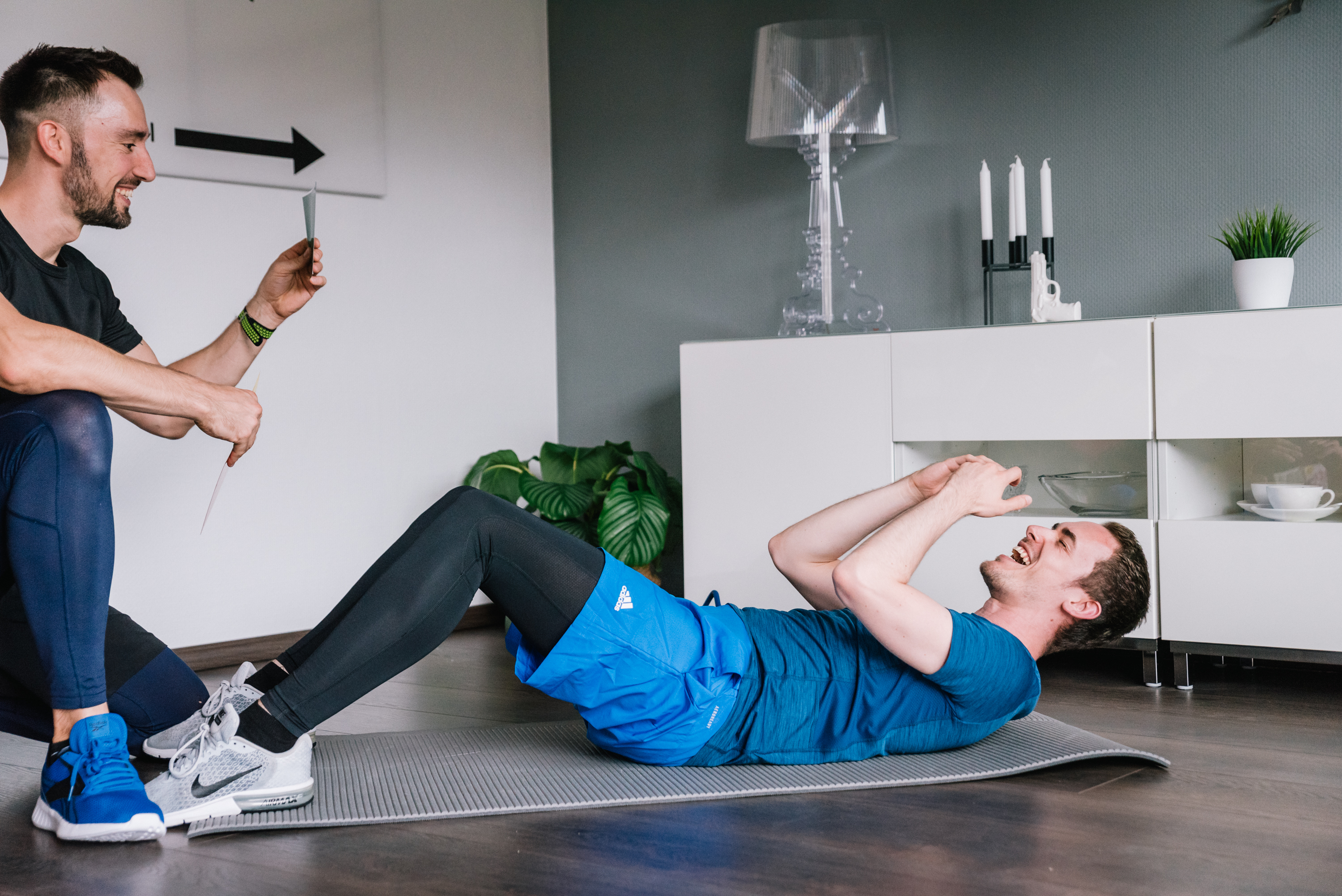 Personal Training zuhause: Bodenübung mit persönlicher Betreuung