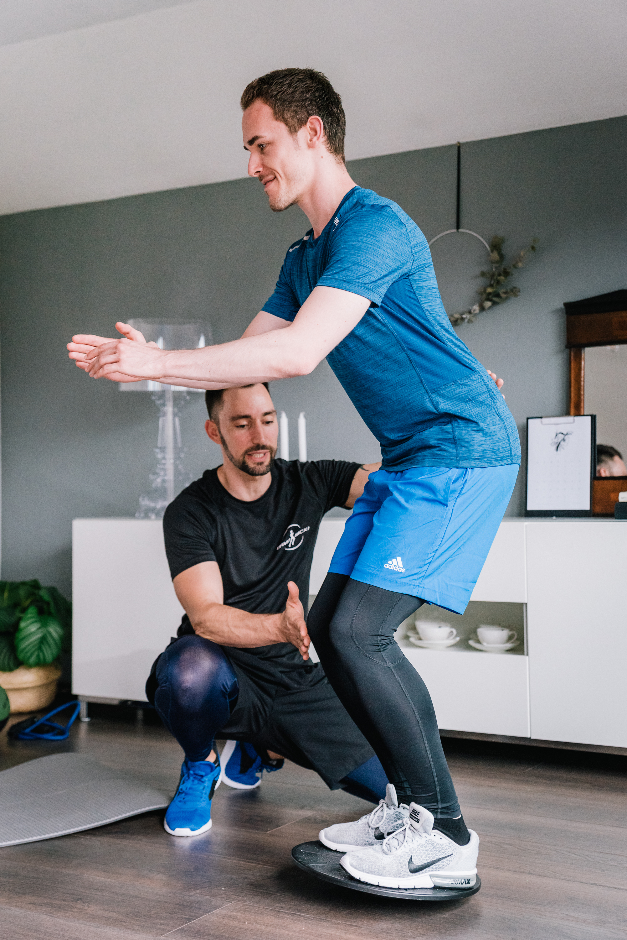 Personal Training indoor: Gleichgewichtsübung mit persönlicher Betreuung