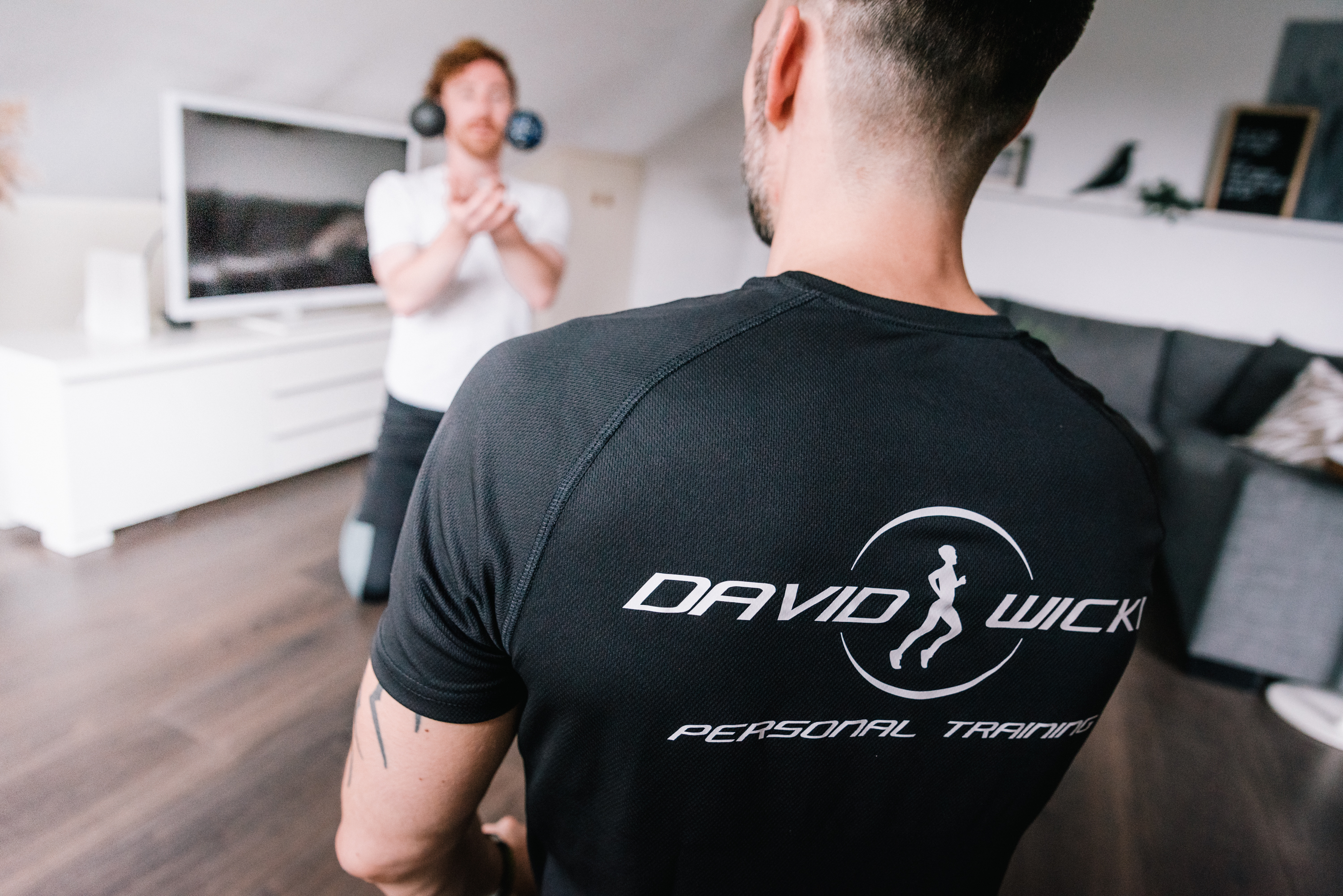 David Wicki von hinten – Shirt mit David-Wicki-Personal-Training-Branding